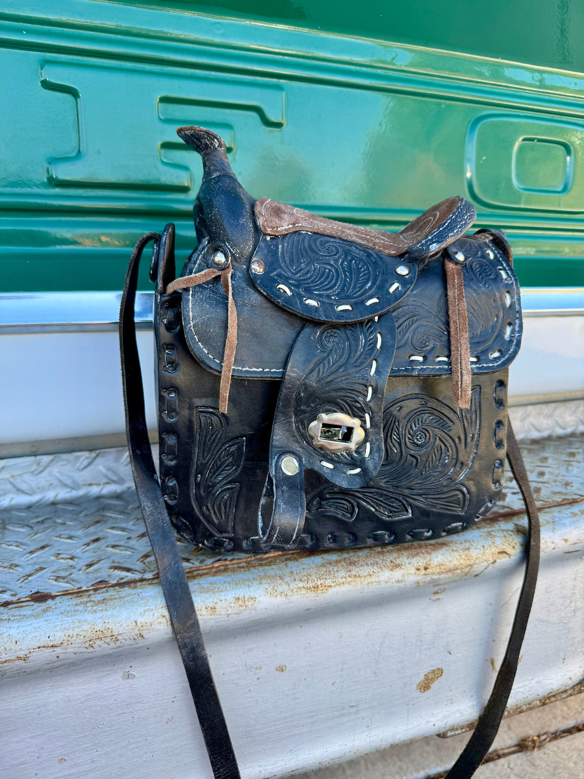 Saddle purse