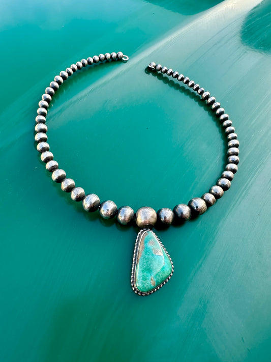 Turning heads choker